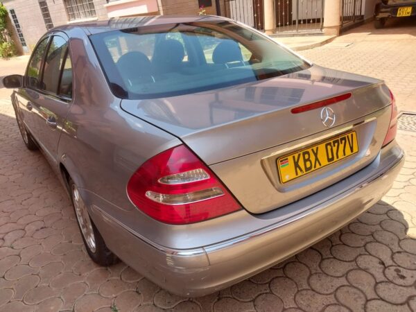 2006 E200 Mercedes-Benz. - Image 7