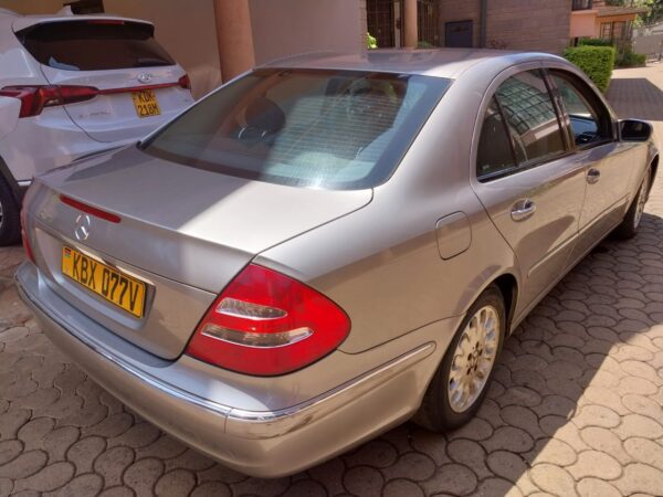 2006 E200 Mercedes-Benz. - Image 6