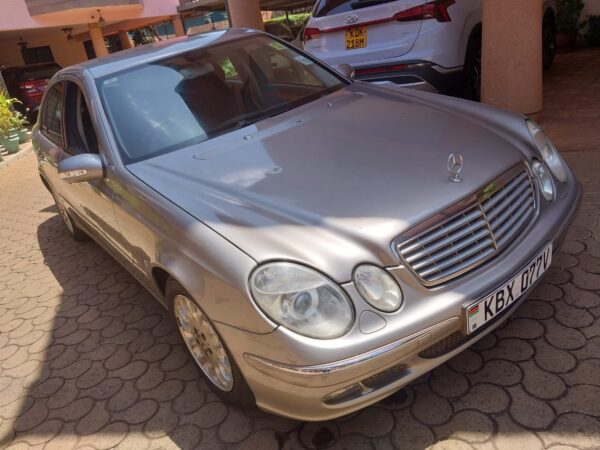 2006 E200 Mercedes-Benz.