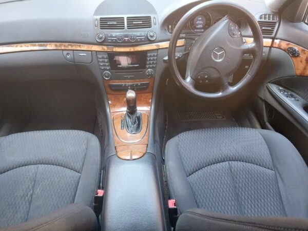 2006 E200 Mercedes-Benz. - Image 3