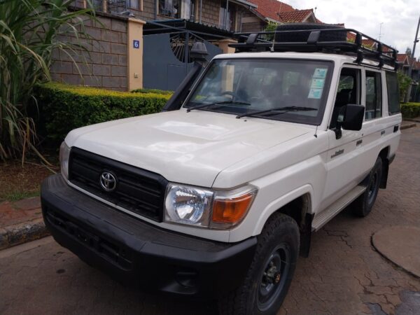 2016. Toyota Landcruiser Hardtop. 4200cc Diesel - Image 2