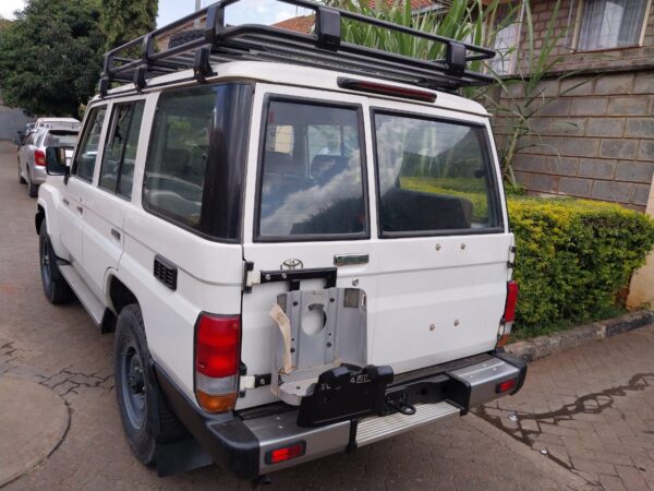 2016. Toyota Landcruiser Hardtop. 4200cc Diesel - Image 6