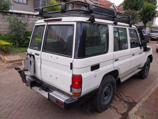 2016. Toyota Landcruiser Hardtop. 4200cc Diesel - Image 7