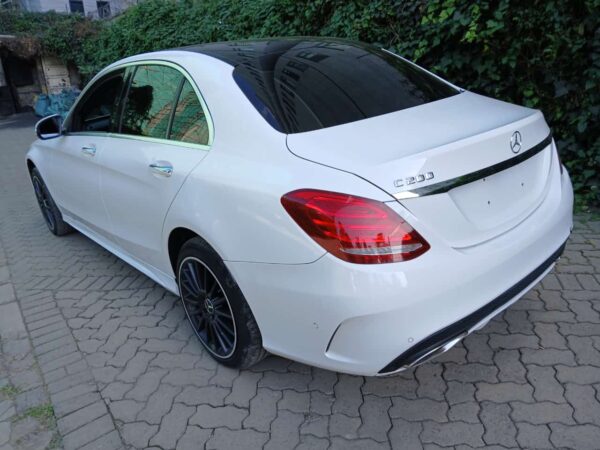 2015 Mercedes C200 - Image 8