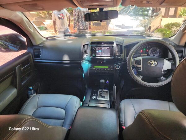 2012 Toyota V8 4200CC Diesel - Image 9