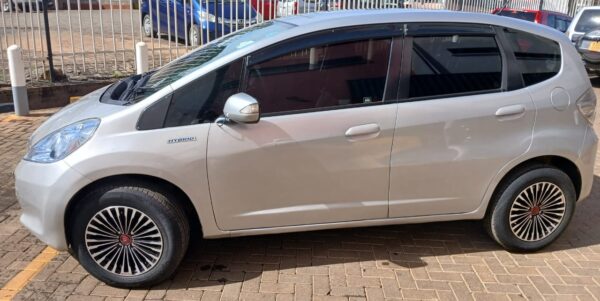 2013 Honda fit hybrid 1300CC Petrol - Image 5