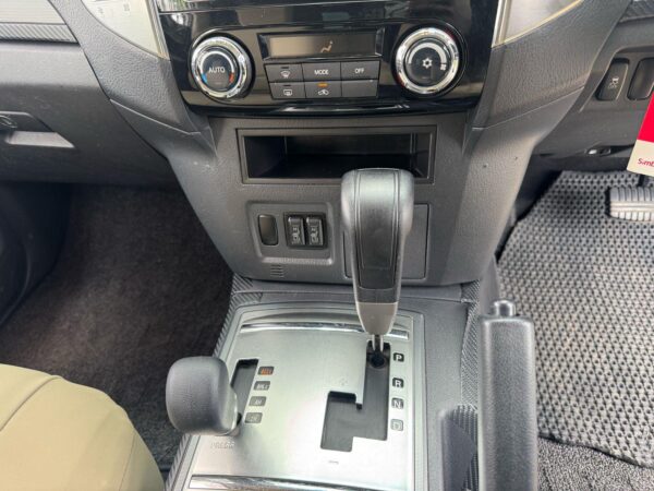 2015 pajero Mitsubishi 3200CC Disel - Image 13