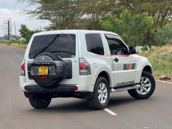 2015 pajero Mitsubishi 3200CC Disel - Image 16