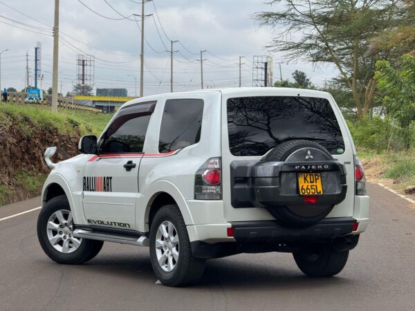 2015 pajero Mitsubishi 3200CC Disel - Image 20