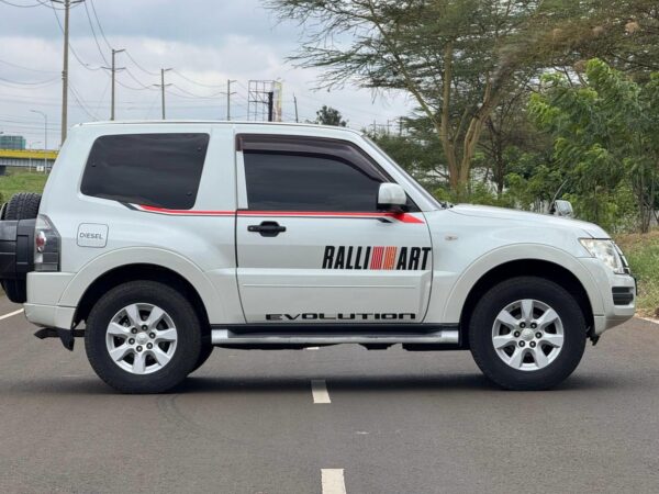 2015 pajero Mitsubishi 3200CC Disel - Image 21